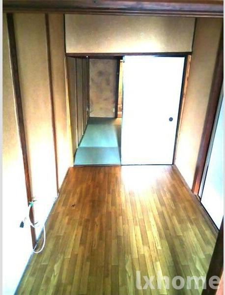 岸部南連棟貸家の居間・リビング|こちらのリビングで趣味の時間をお楽しみください