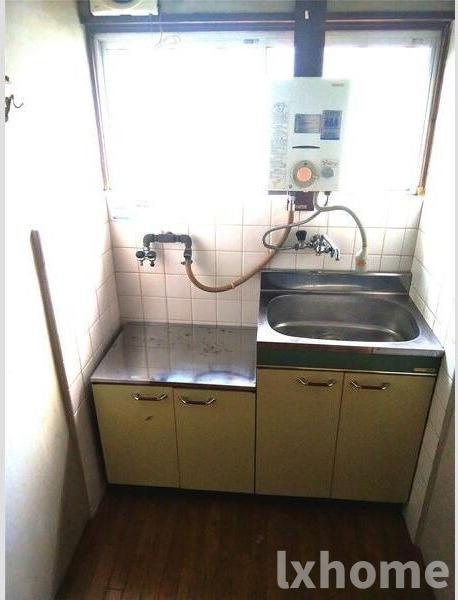 岸部南連棟貸家のキッチン|コンパクトなキッチンで掃除もラクラク