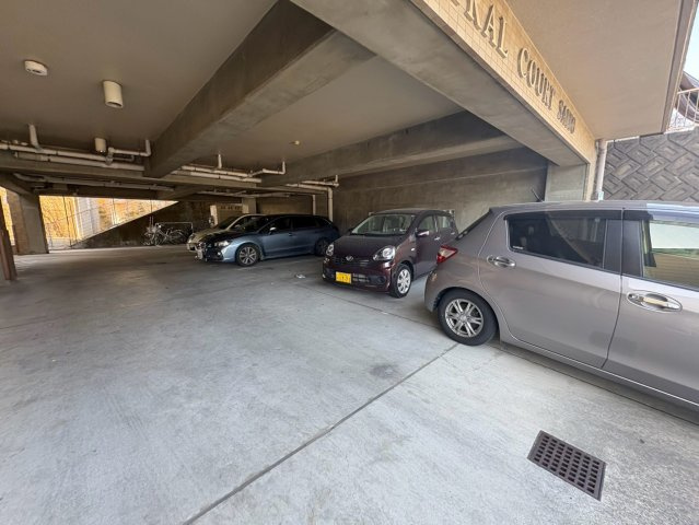 セントラルコートサイトウの駐車場