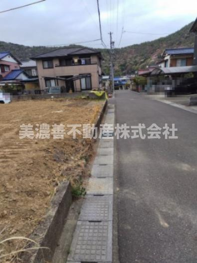 ６５１７６　岐阜市諏訪山３丁目土地の前面道路含む現地写真