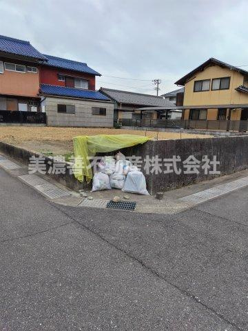 ６５１７６　岐阜市諏訪山３丁目土地の前面道路含む現地写真