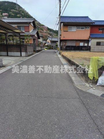 ６５１７６　岐阜市諏訪山３丁目土地の前面道路含む現地写真