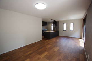 【居間・リビング】 | 【仲介手数料無料！！】府中市四谷3丁目　新築戸建て（全1棟）1号棟　6780万円 | LDK22帖