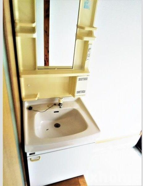 平尾ハイツの洗面所|ゆったりとスペースのある洗面所