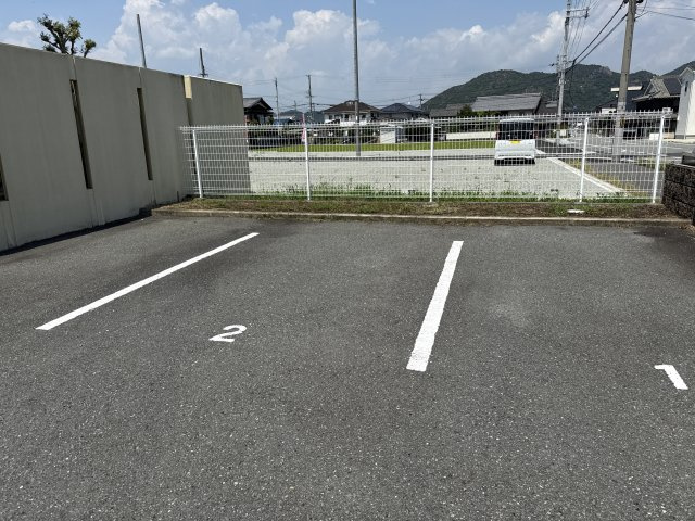 メゾンサンベリーナの駐車場