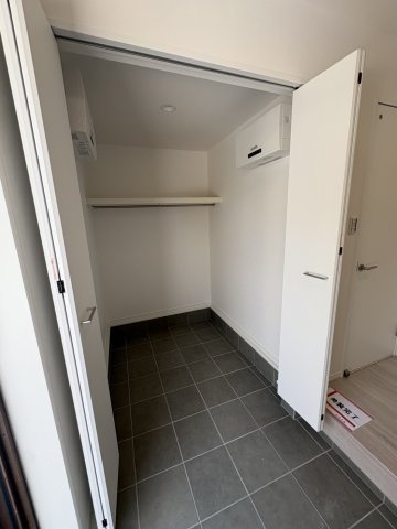 渦森台４丁目 新築戸建の玄関|クローゼット