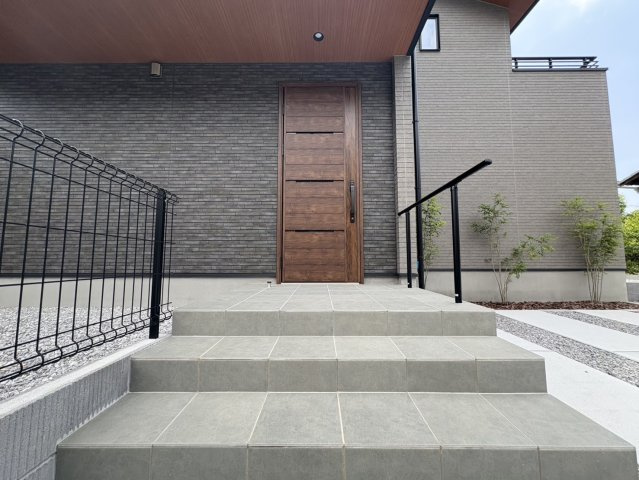 渦森台４丁目 新築戸建の玄関