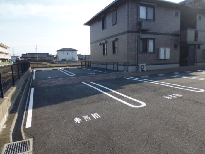 ブラン・ブルー Dの駐車場