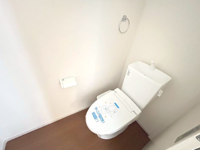 新築戸建　一宮市木曽川町門間1期　全1区画分譲のトイレ|超表面平滑加工とイオンパワーの「セフィオンテクト」加工で、汚れが付きにくく落ちやすい仕様です。