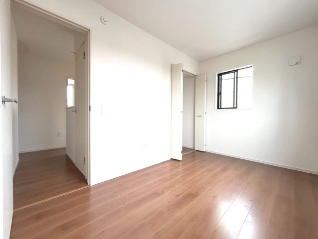 新築戸建　一宮市木曽川町門間1期　全1区画分譲の洋室|建具やクロスなどをトータルデザインでコーディネートしており、室内に落ち着きと安らぎを与えてくれます。