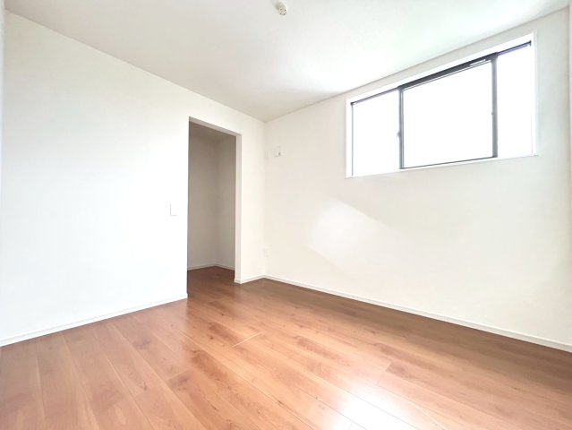 新築戸建　一宮市木曽川町門間1期　全1区画分譲の洋室|建具やクロスなどをトータルデザインでコーディネートしており、室内に落ち着きと安らぎを与えてくれます。