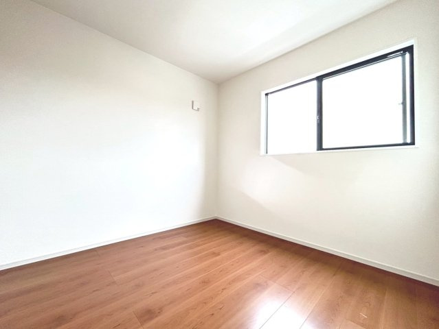 新築戸建　一宮市木曽川町門間1期　全1区画分譲の洋室|建具やクロスなどをトータルデザインでコーディネートしており、室内に落ち着きと安らぎを与えてくれます。