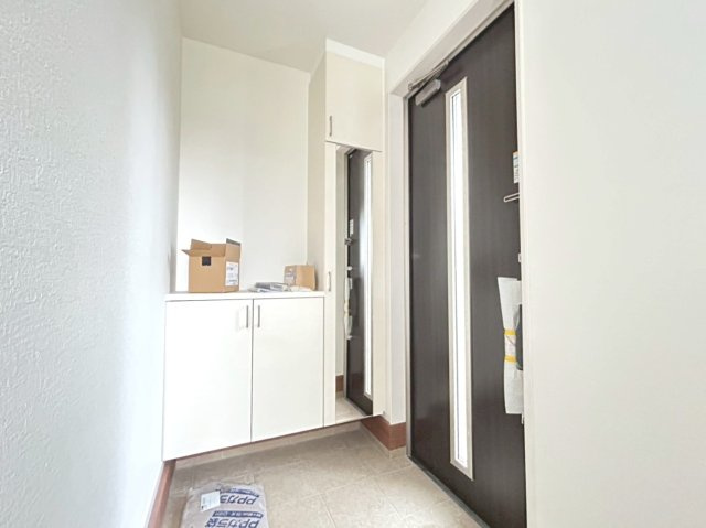 新築戸建　一宮市木曽川町門間1期　全1区画分譲の玄関|大容量のシューズ収納付きで玄関周りもすっきり！玄関ドアからの光が玄関ホールを明るくしてくれます。