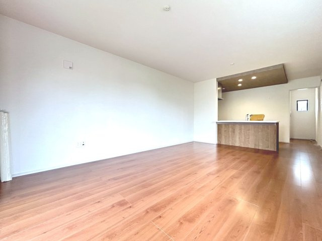 新築戸建　一宮市木曽川町門間1期　全1区画分譲の居間・リビング|フローリング材は木目調でナチュラルな美しさ。様々な傷やクラックの発生を大幅に抑える特殊加工済み。