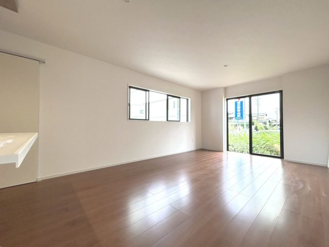 新築戸建　一宮市木曽川町門間1期　全1区画分譲の居間・リビング|フローリング材は木目調でナチュラルな美しさ。様々な傷やクラックの発生を大幅に抑える特殊加工済み。