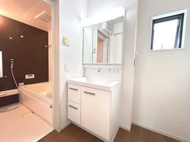 新築戸建　一宮市木曽川町門間1期　全1区画分譲の独立洗面台|床材に受ける様々な傷や、温度・湿度変化によるクラックの発生を大幅に抑える特殊加工を施工済み。