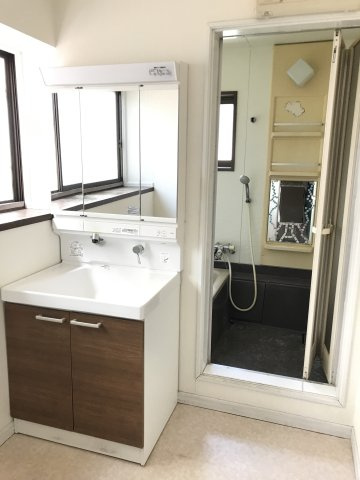 『吹上駅』南口11分の中古戸建。南西接道で陽当たり良好の独立洗面台