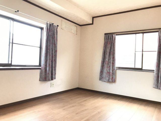 『吹上駅』南口11分の中古戸建。南西接道で陽当たり良好の洋室