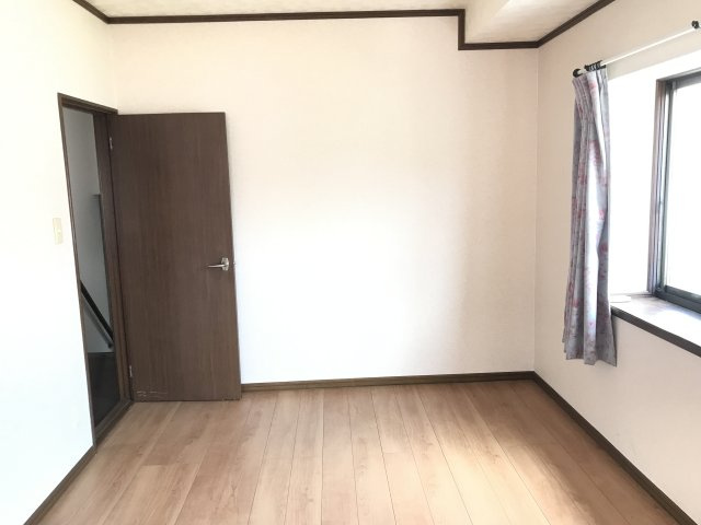 『吹上駅』南口11分の中古戸建。南西接道で陽当たり良好の洋室