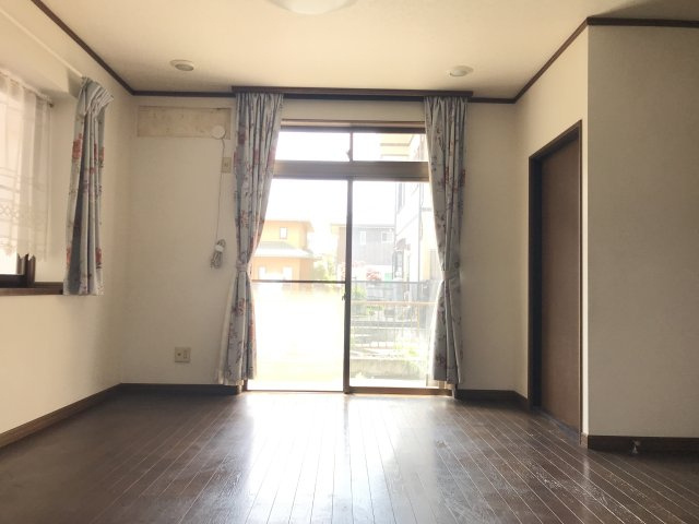 『吹上駅』南口11分の中古戸建。南西接道で陽当たり良好の居間・リビング