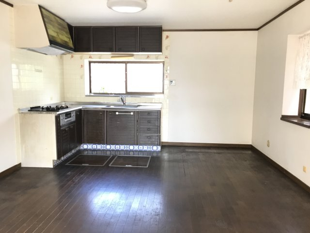 『吹上駅』南口11分の中古戸建。南西接道で陽当たり良好の居間・リビング