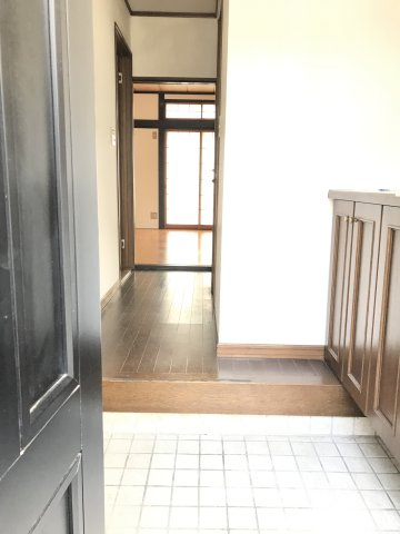 『吹上駅』南口11分の中古戸建。南西接道で陽当たり良好の玄関