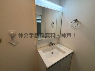 【独立洗面台】 | 神戸市垂水区神陵台8丁目　新築戸建1号棟　仲介手数料無料！ | 独立洗面台、小物を置くことができて便利です