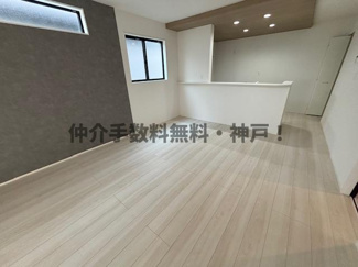 【居間・リビング】 | 神戸市垂水区神陵台8丁目　新築戸建1号棟　仲介手数料無料！ | こちらの居間で趣味の時間をお楽しみください