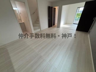 【居間・リビング】 | 神戸市垂水区神陵台8丁目　新築戸建1号棟　仲介手数料無料！ | こちらのリビングで趣味の時間をお楽しみください