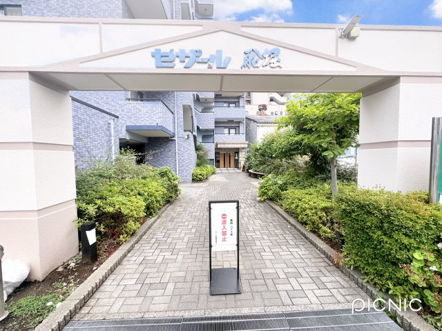 セザール船堀のエントランス|タイル張りのエントランスが迎えてくれます♪