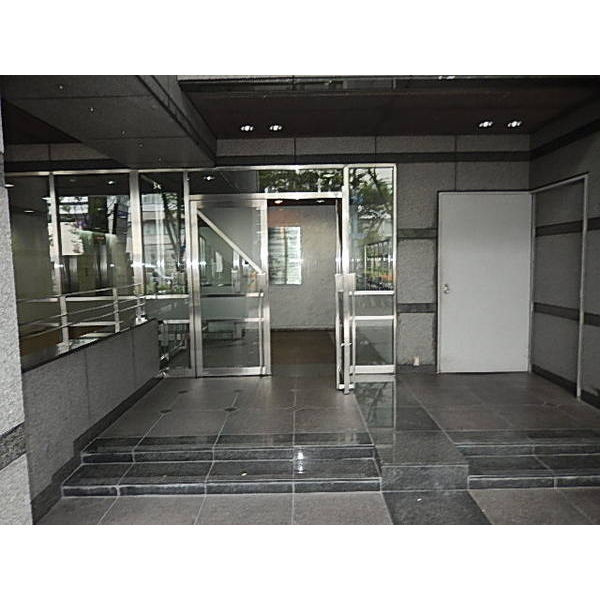 エル・エスト不動産天満ビルのエントランス