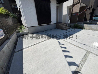 【駐車場】 | 明石市太寺大野町　新築戸建1号棟　仲介手数料無料！ | 駐車場に車を止められます
