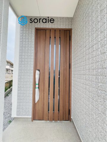 川越志多町R６-A　パステルガーデン　新築戸建の玄関