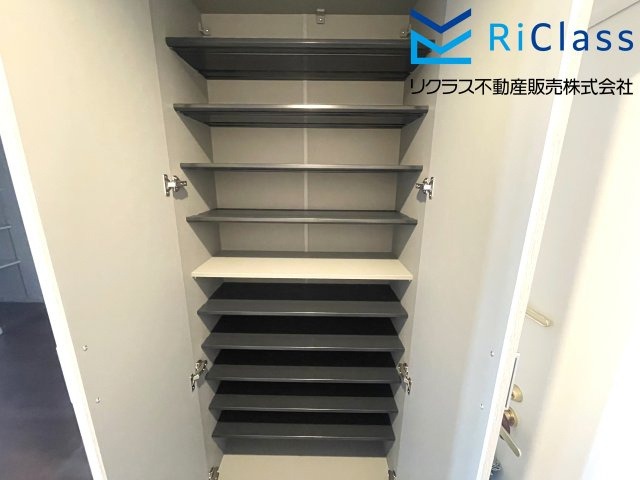 ワコーレグランディール御旅の玄関|収納もある玄関です