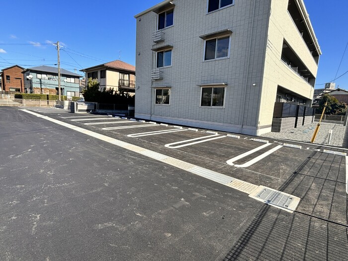 ロイヤルグレースの駐車場|駐車スペースもあります☆