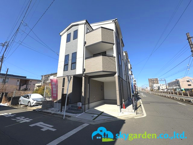 藤沢市湘南台4丁目4期　新築戸建　全2棟1号棟の前面道路含む現地写真|建物外観の様子