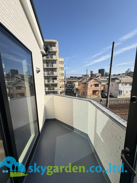 藤沢市湘南台4丁目4期　新築戸建　全2棟1号棟のバルコニー|外からの目が気にならないバルコニーで洗濯物が干せます