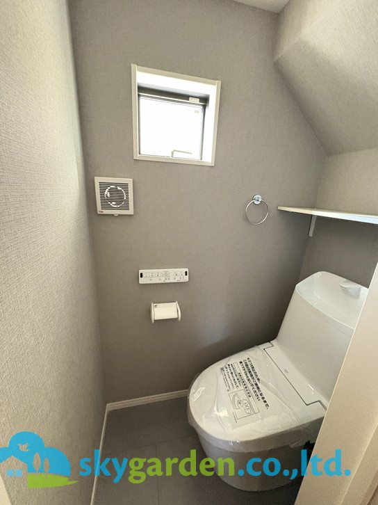 藤沢市湘南台4丁目4期　新築戸建　全2棟1号棟のトイレ|コンパクトで使いやすいトイレです