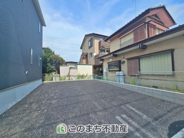 CRADLEGARDEN壬生町幸町第5　1号棟の駐車場|2台並列駐車が可能です。
洗車も出来る余裕のあるスペースには、もちろん自転車の駐輪も可能！
夏にはビニールプールを広げて、お子様と楽しむのも良いですね♪