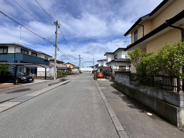 【中古物件】【申込みあり】いわき市小名浜住吉の前面道路含む現地写真|前面道路も広いので駐車も楽々♪