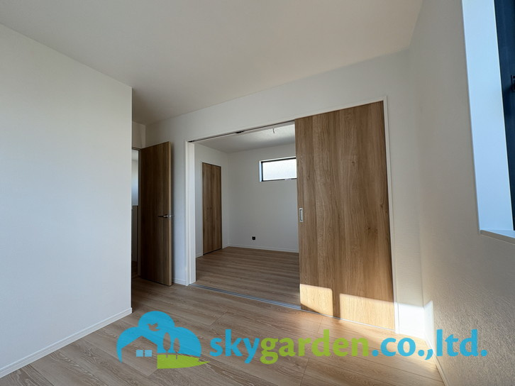 藤沢市湘南台4丁目4期　新築戸建　全2棟2号棟の玄関|明るい玄関です