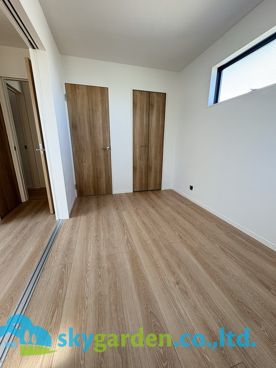 藤沢市湘南台4丁目4期　新築戸建　全2棟2号棟の洋室|明るい洋室です