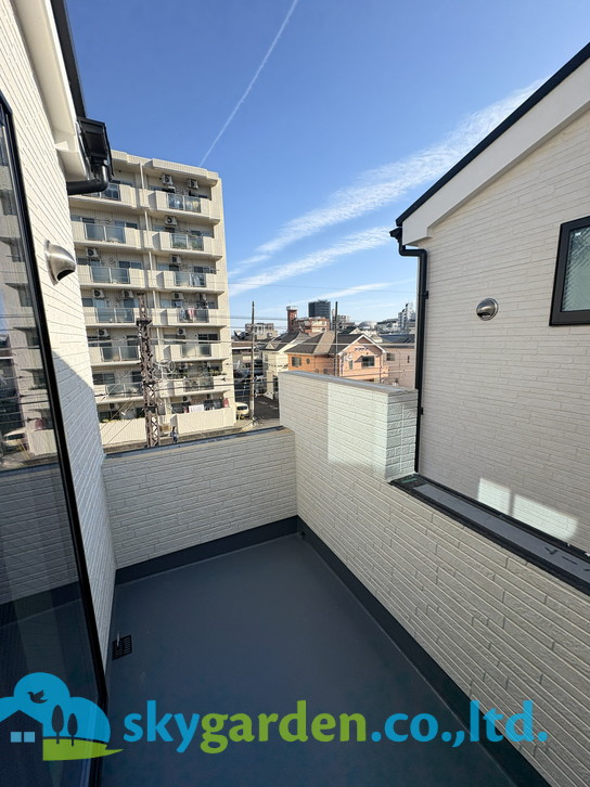 藤沢市湘南台4丁目4期　新築戸建　全2棟2号棟のバルコニー|外からの目が気にならないバルコニーで洗濯物が干せます