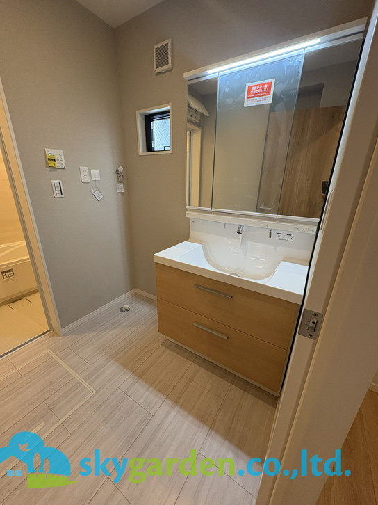 藤沢市湘南台4丁目4期　新築戸建　全2棟2号棟の独立洗面台|朝の支度にも助かる、独立の洗髪洗面化粧台