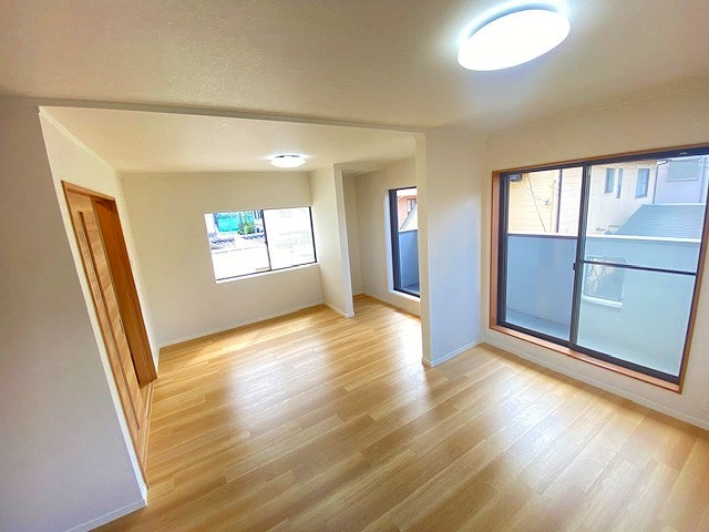 【価格改定】長岡京市東神足1丁目の居間・リビング|２階LDK約16帖
バルコニーからの採光もあり、明るいリビングフロアとなっております(^^)/