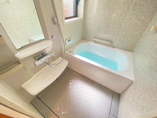 【価格改定】長岡京市東神足1丁目の浴室|窓のある浴室空間は明るく換気も安心です(^^）