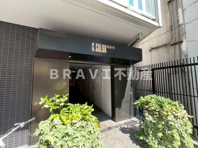 C.COLOR南新町（シーカラーミナミシンマチ）　BRAVI不動産のエントランス|【C.COLOR南新町】毎日通るエントランスはこのようになっています