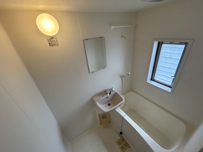 【浴室】 | アトラエントⅢ | 窓付きのお風呂は換気が出来るのでカビ対策が出来ます！