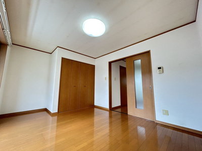 【洋室】 | アトラエントⅢ | 南側のお部屋なのでとても明るいです！