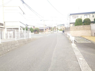 【前面道路含む現地写真】 | 大通りからの進入路です。工学部通りから一本入った場所になります。